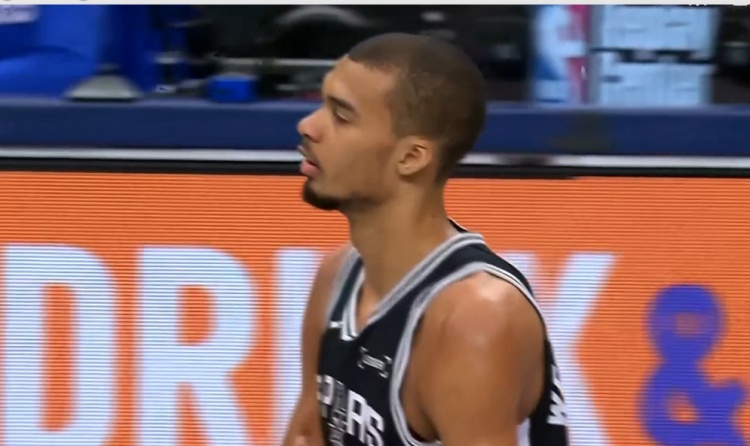 世界杯官方客户端入口-太高了！文班突破手肘打到克里斯蒂脸部 吃到本场第二个进攻犯规